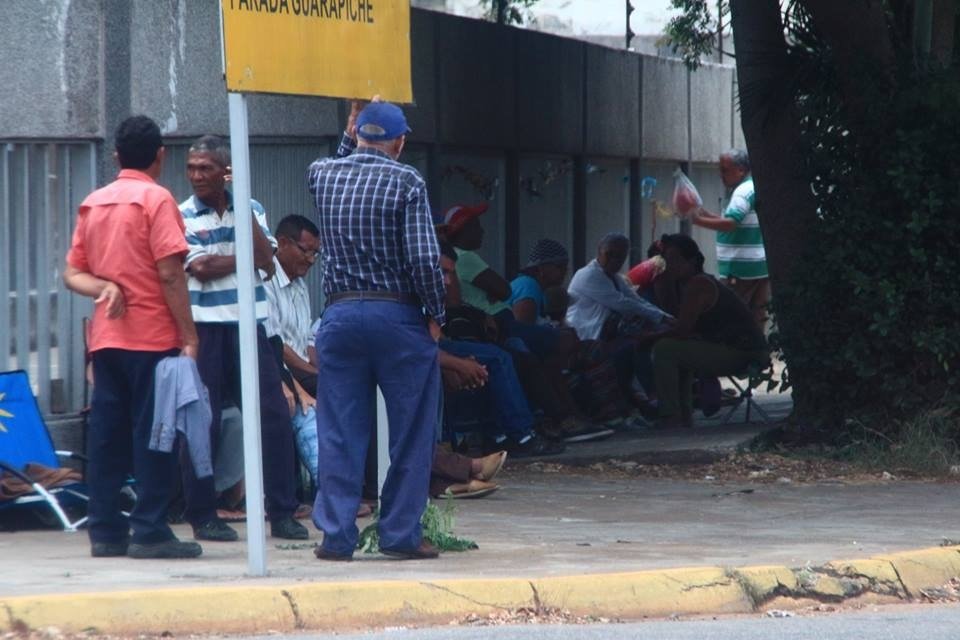Abuelos se plantan en los bancos de Bolívar desde el domingo para cobrar su pensión