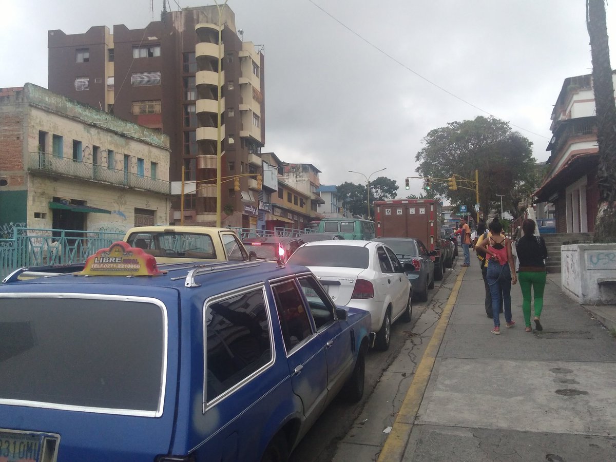EN IMÁGENES: Trujillanos hacen largas colas para llenar tanque de gasolina #28Sep