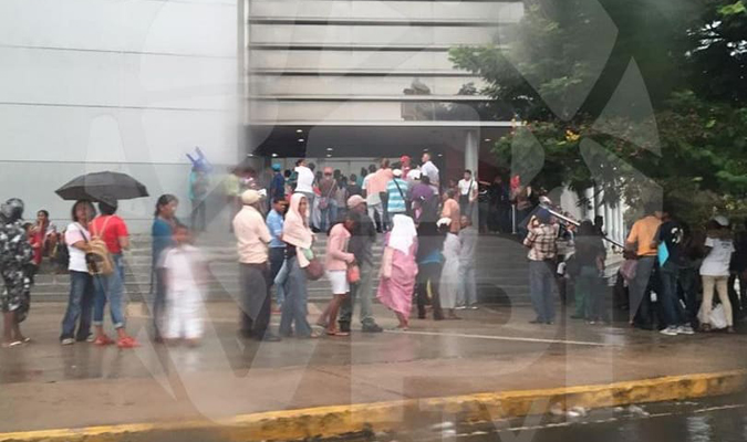 Maracuchos hacen colas bajo la lluvia para sacar efectivo #28Sep