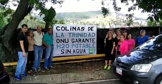 Vecinos de Colinas de la Trinidad instalan pancarta para contar los días sin agua…ya llevan 251 días #20Sep