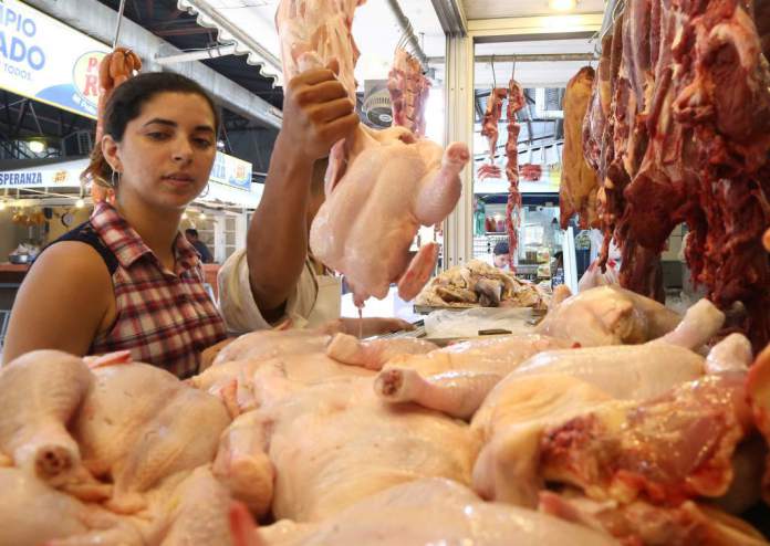 ¡Sorpresa! Llegó el pollo a San Cristóbal… pero las colas son infinitas (VIDEO)