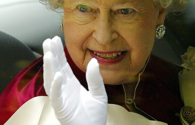La reina Isabel II utiliza una mano postiza para saludar
