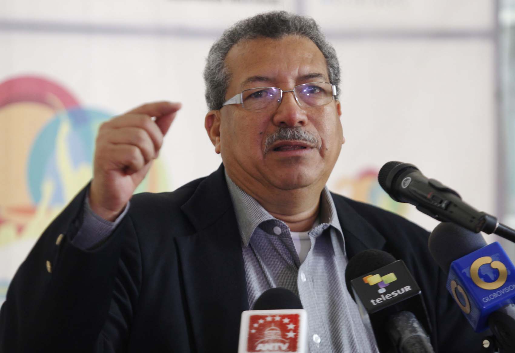 El chavista Saúl Ortega se volvió un ocho: No tenemos prisa pero queremos elecciones parlamentarias ya