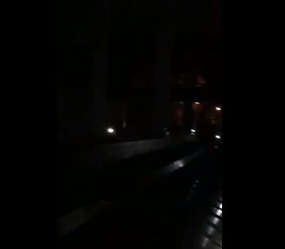 A la luz del celular, pasajeros recogen sus maletas en el aeropuerto de Margarita (video) #SinLuz