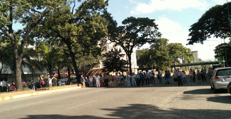 Pensionados hacen cadena humana para trancar la avenida Bolívar de Valencia #1Sep