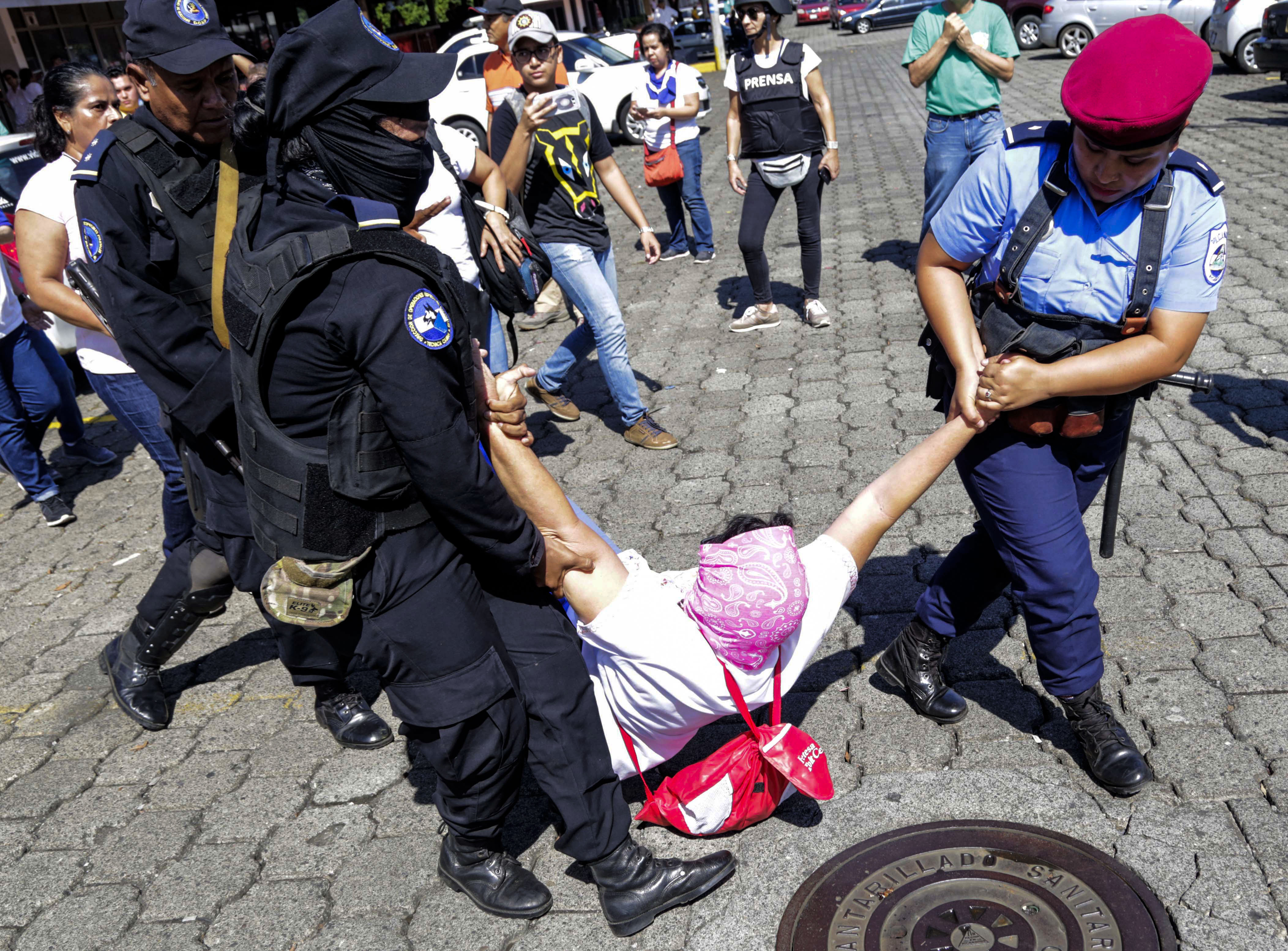 Policía reprime con violencia protestas en Nicaragua (video)