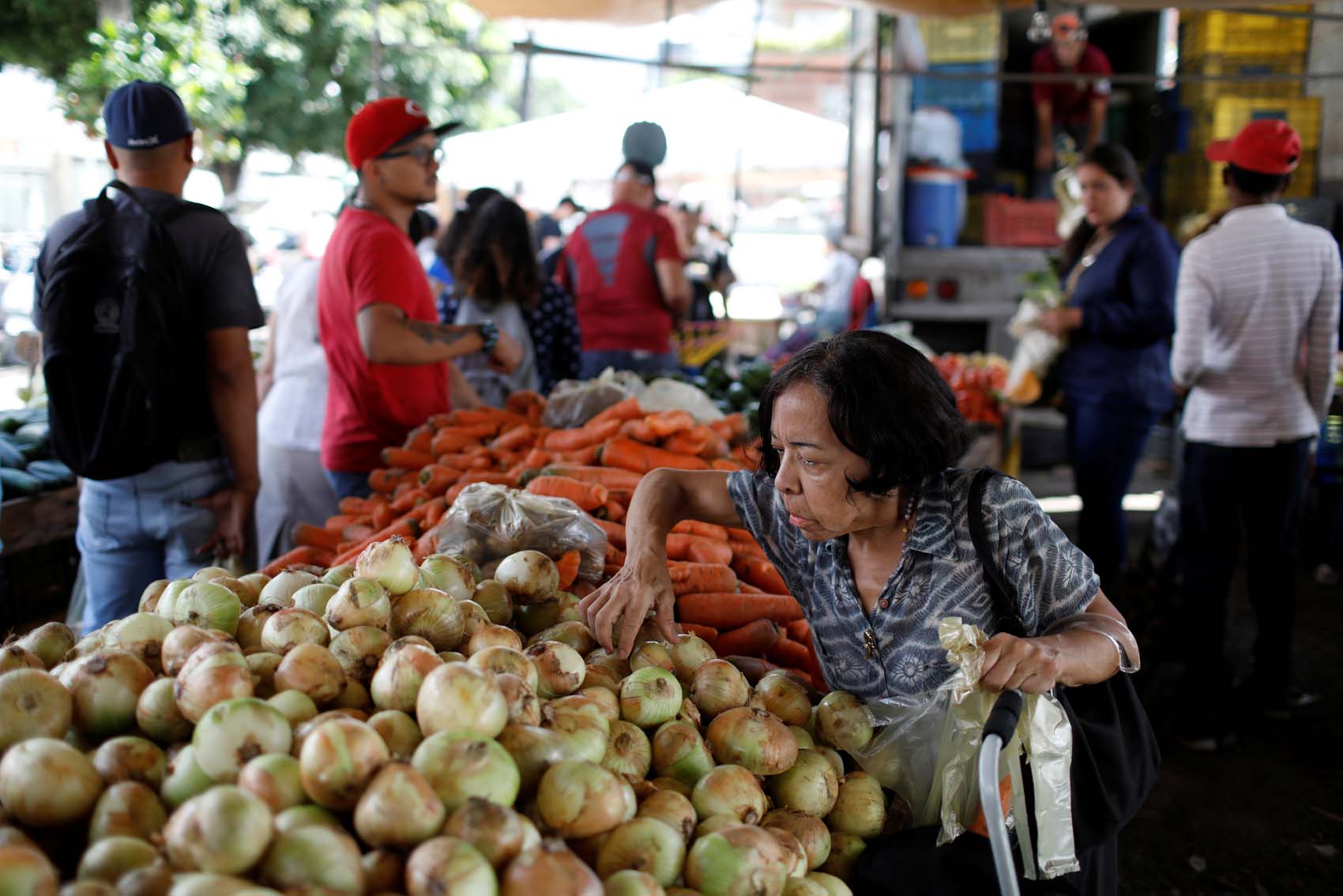 Un salario mínimo se reduce a medio kilo de cebolla en Maracaibo
