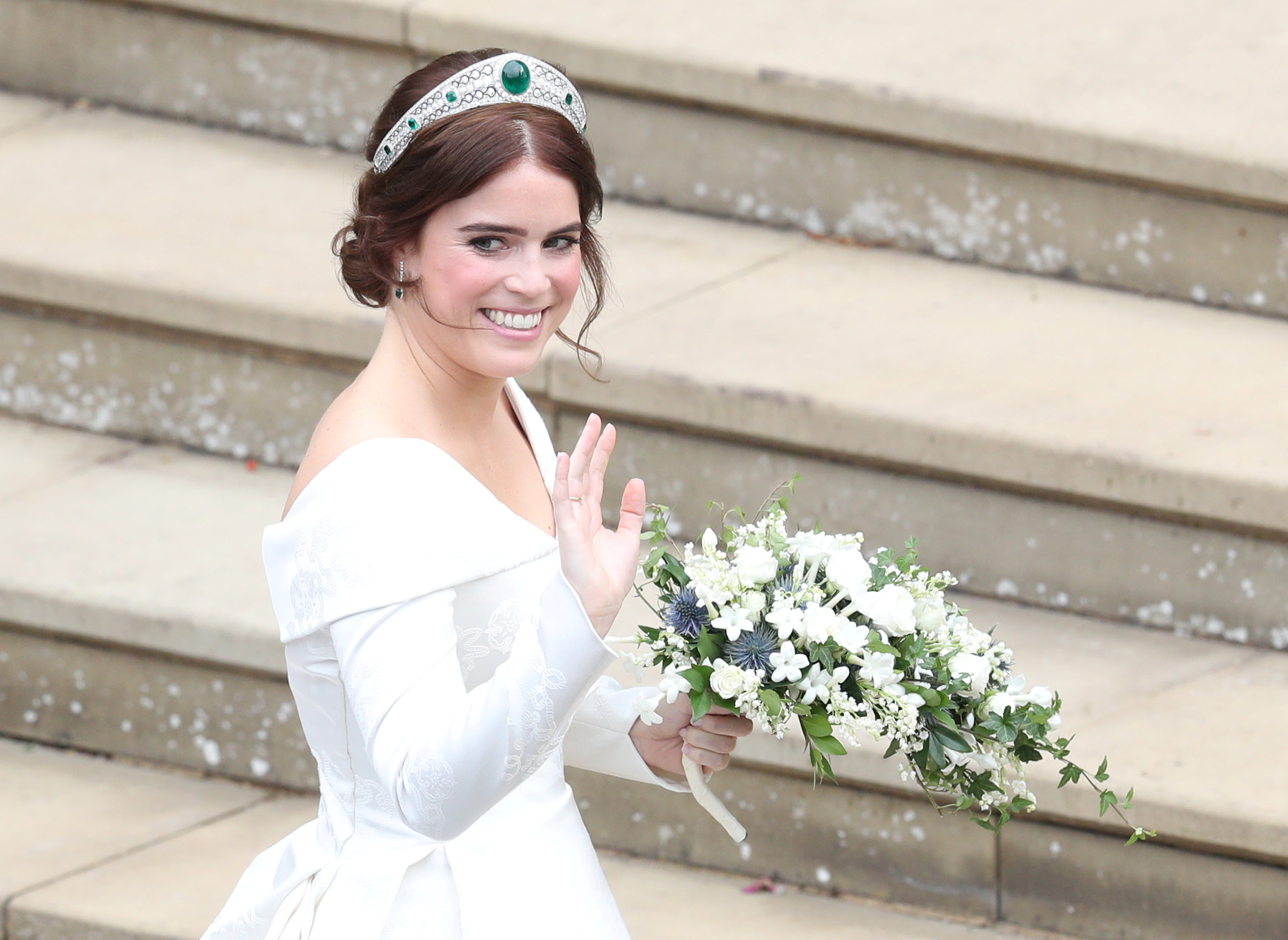 La princesa Eugenia se casa con un vestido de Peter Pilotto y tiara de la reina
