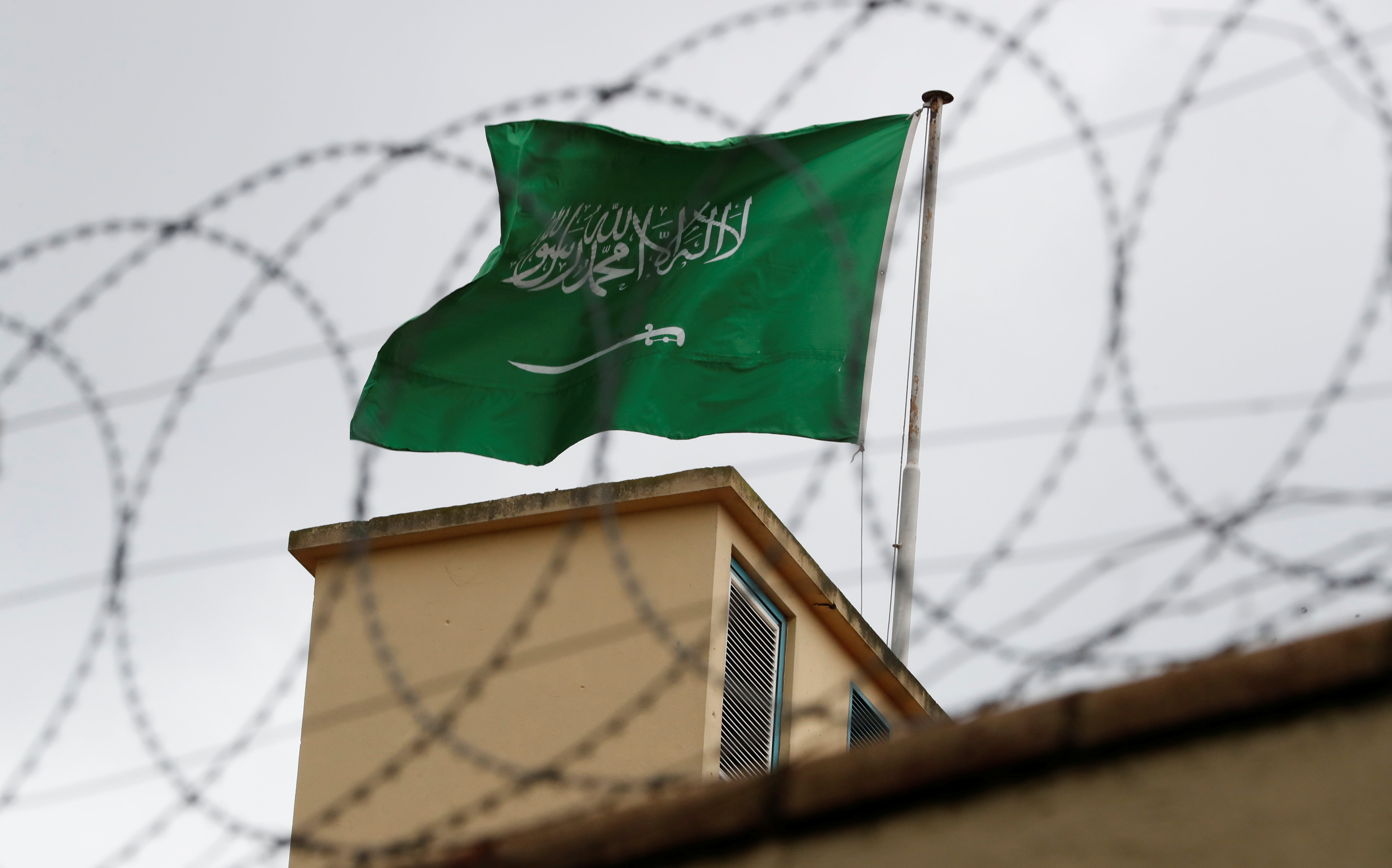 Canadá afrontaría grandes multas si suspende venta de armamento a Arabia Saudita