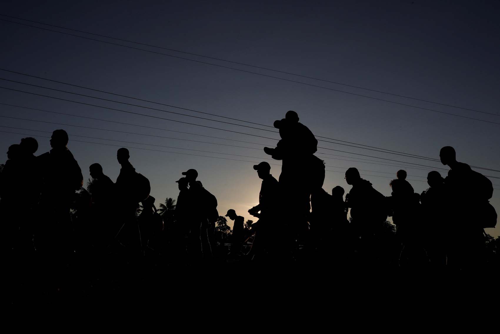 Caravana de tres mil migrantes se dirige hacia la frontera de Estados Unidos
