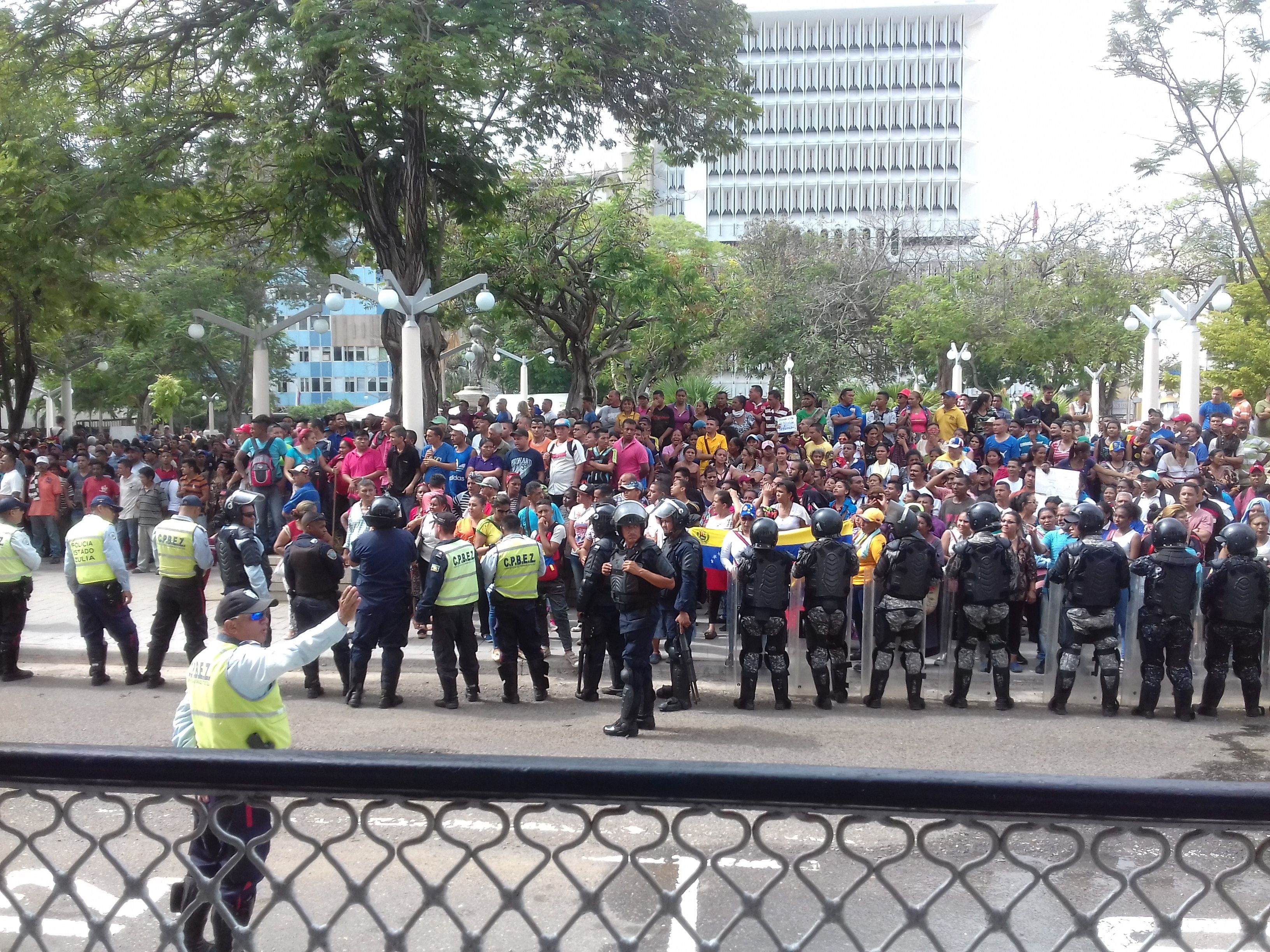 “Queremos Trabajar”: Comerciantes del Mercado Las Pulgas se plantan en la gobernación del Zulia #1Oct