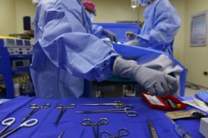 Cirujanos de Etiopía extraen 120 clavos del estómago de un paciente