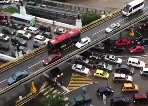 ¡Colapso Total! Denso tránsito satura las principales arterias viales de Caracas (Video)