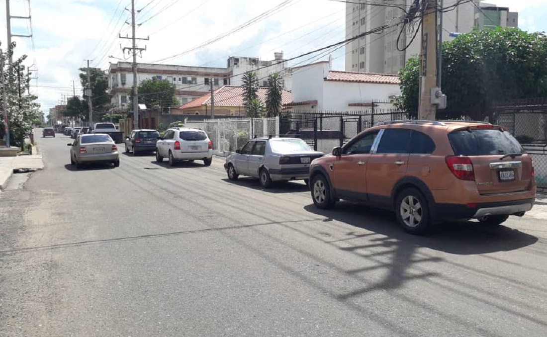 ¡Qué molleja! Marabinos celebran el día de Rafael Urdaneta en largas colas para echar gasolina #24Oct