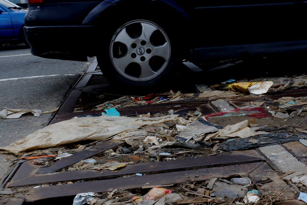 Acumulación de basura complica los drenajes en Caracas