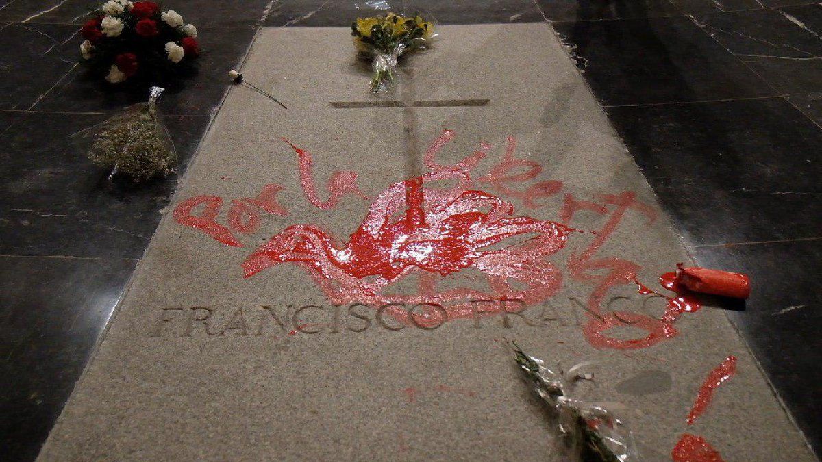 Artista pinta una paloma roja sobre la tumba de dictador español Franco