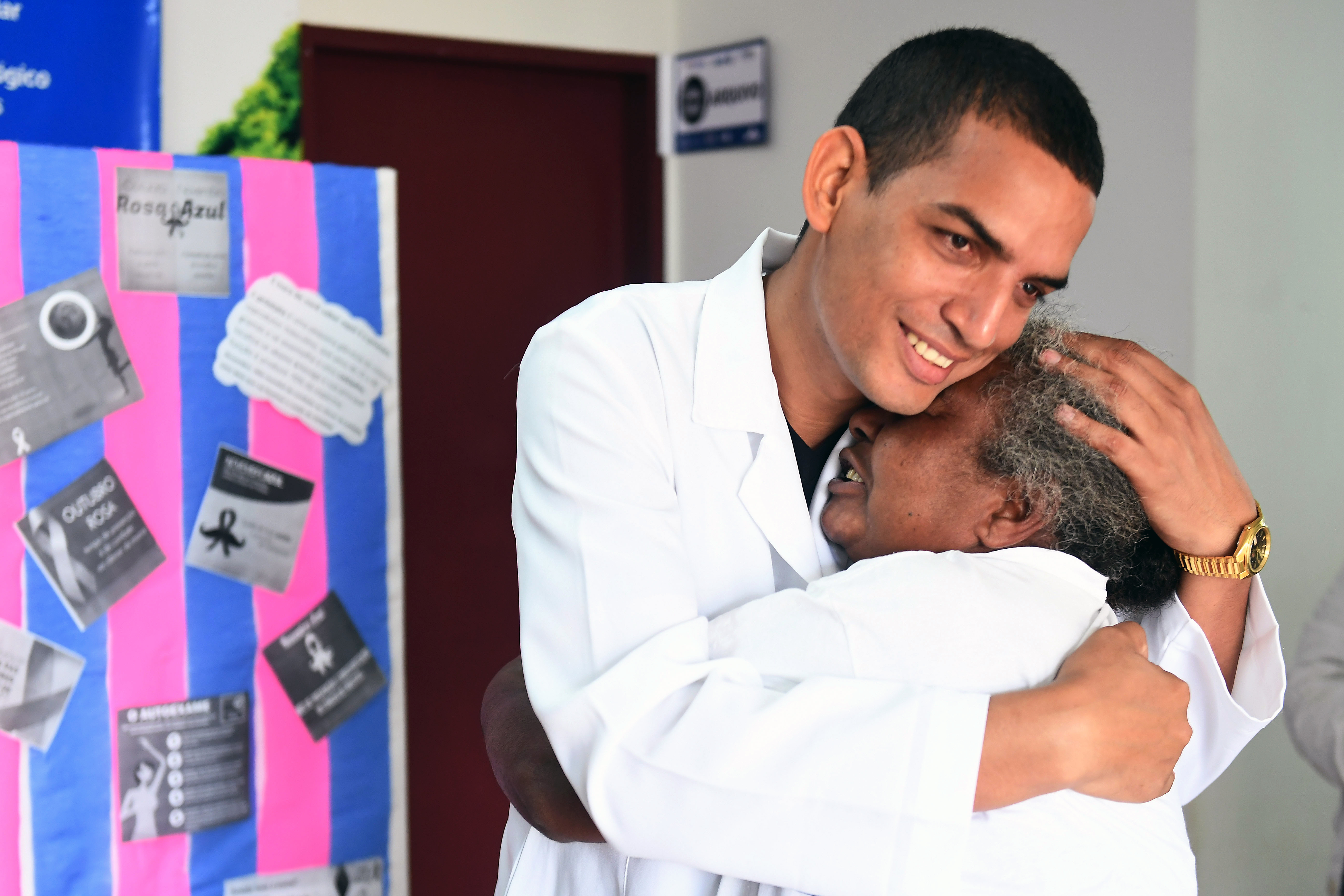 “Se va el único médico que tenemos”, aseguran en un barrio de Brasil tras la salida de misión cubana