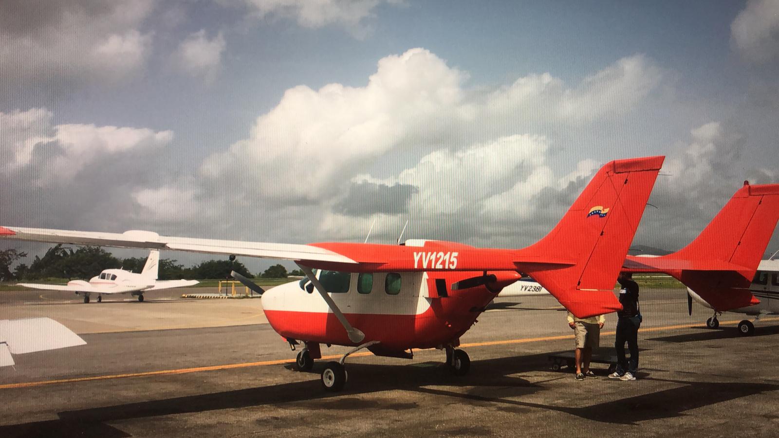 Cae avioneta en el estado Bolívar con seis ocupantes y se parte en dos sin víctimas que lamentar (FOTOS)