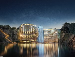 FOTOS: Mientras en la patria no hay ni para tapar huecos… socios chinos construyen espectacular mega hotel en una cantera
