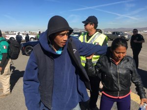Los migrantes rezagados de la caravana, a la expectativa de la frontera mexicana