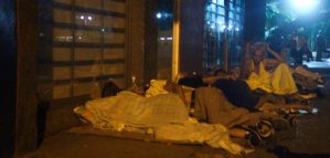 Pensionados durmieron frente a bancos en Maracaibo para cobrar segundo mes de aguinaldo
