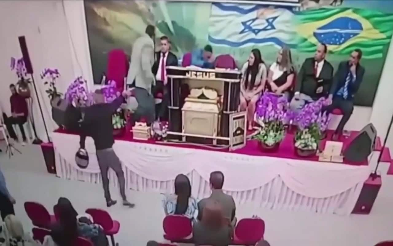 ¡Aterrador! Hombre armado intentó asesinar a un pastor en una iglesia brasileña (Video)