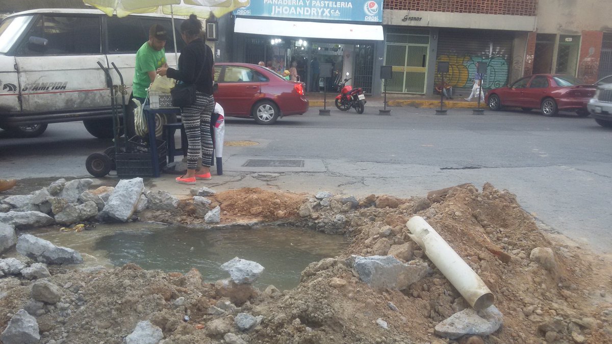 Mientras Venezuela se seca… Hidrocapital sigue sin reparar bote de aguas blancas en La Candelaria (Fotos)