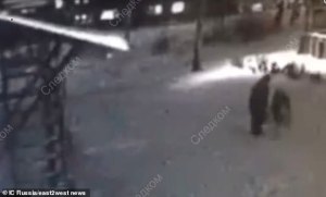 ¡ATERRADOR! Cámara de seguridad captura a un pedófilo atacando a una pequeña de 10 años en la calle