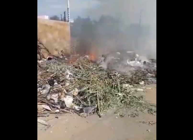 Vecinos de Maracaibo queman metros de basura a falta de camión del aseo #1Nov (Video)
