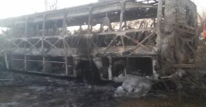 Al menos 42 muertos al incendiarse un autobús en Zimbabue
