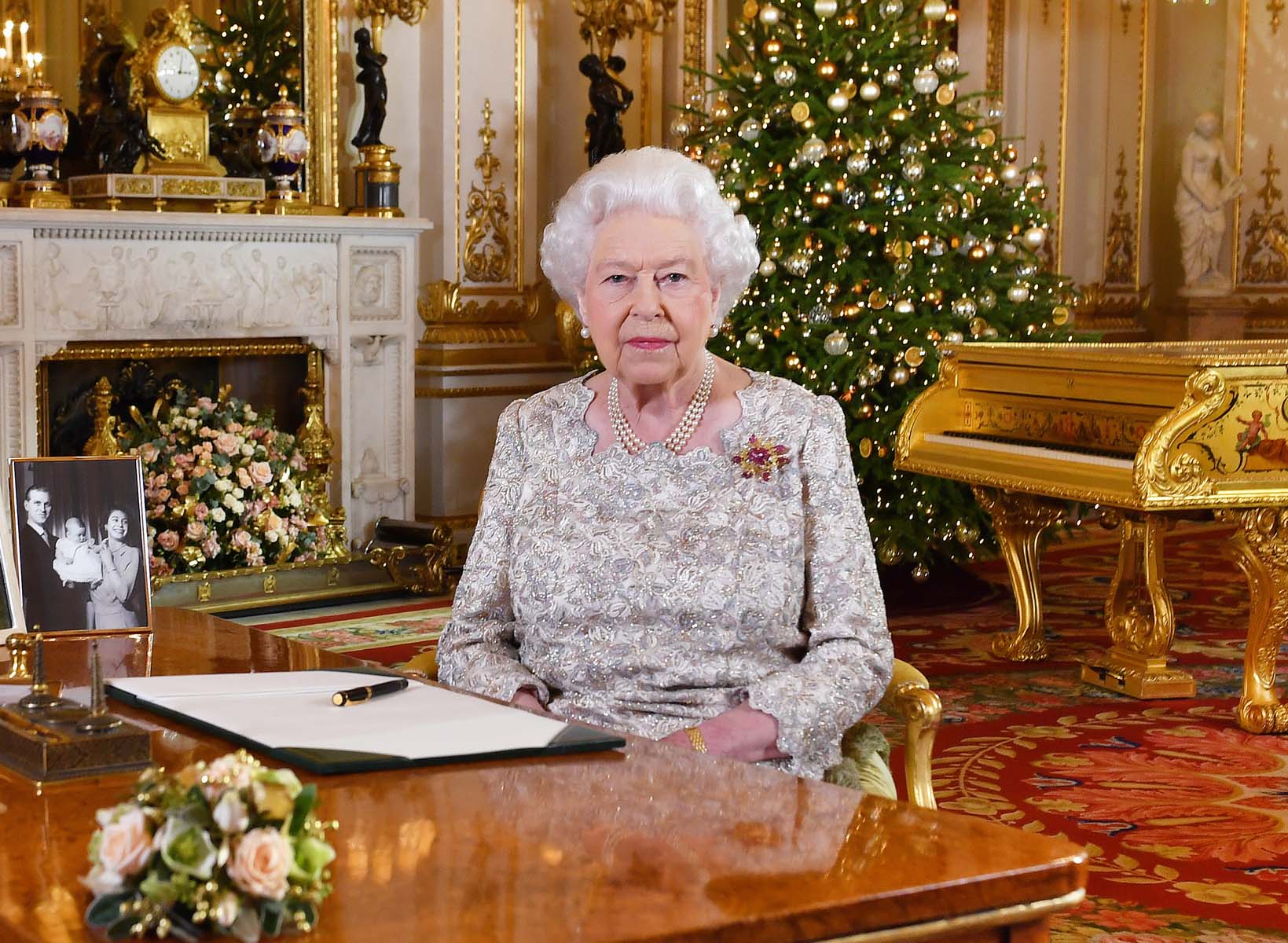 La reina Isabel pide calma en plena tormenta del Brexit
