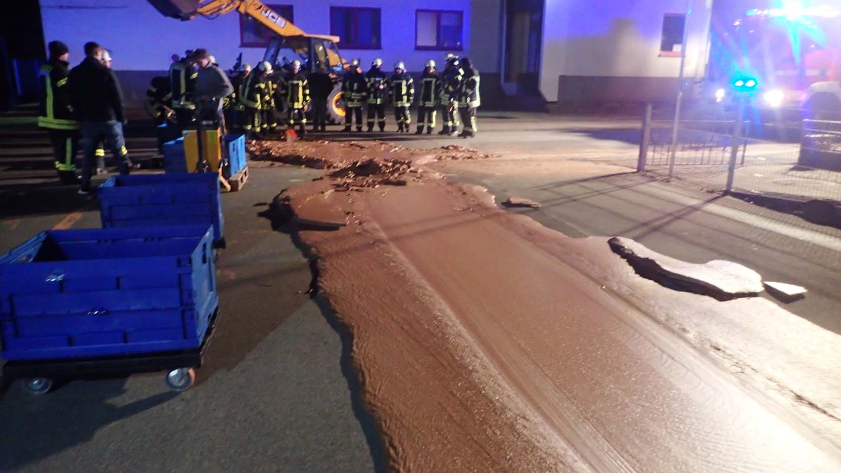 Una fuga de chocolate inundó una vía en Alemania (fotos)