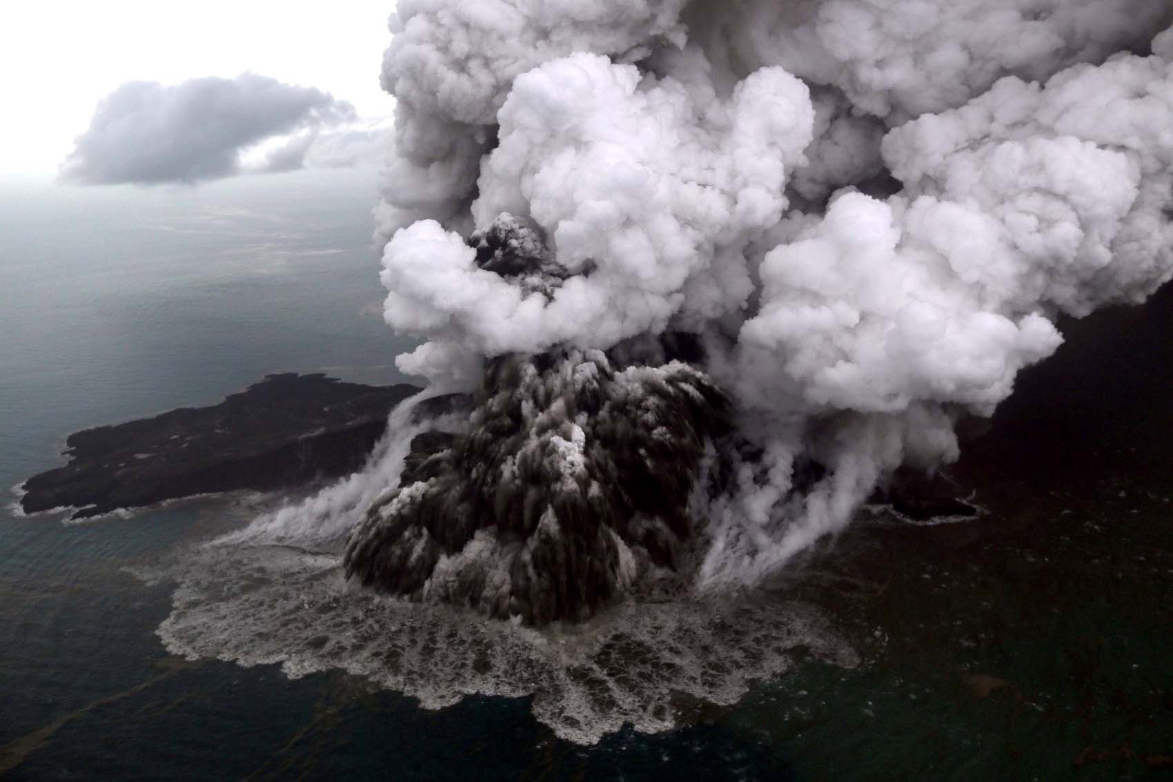 La erupción del volcán Anak Krakatoa vista desde un avión (VIDEO)