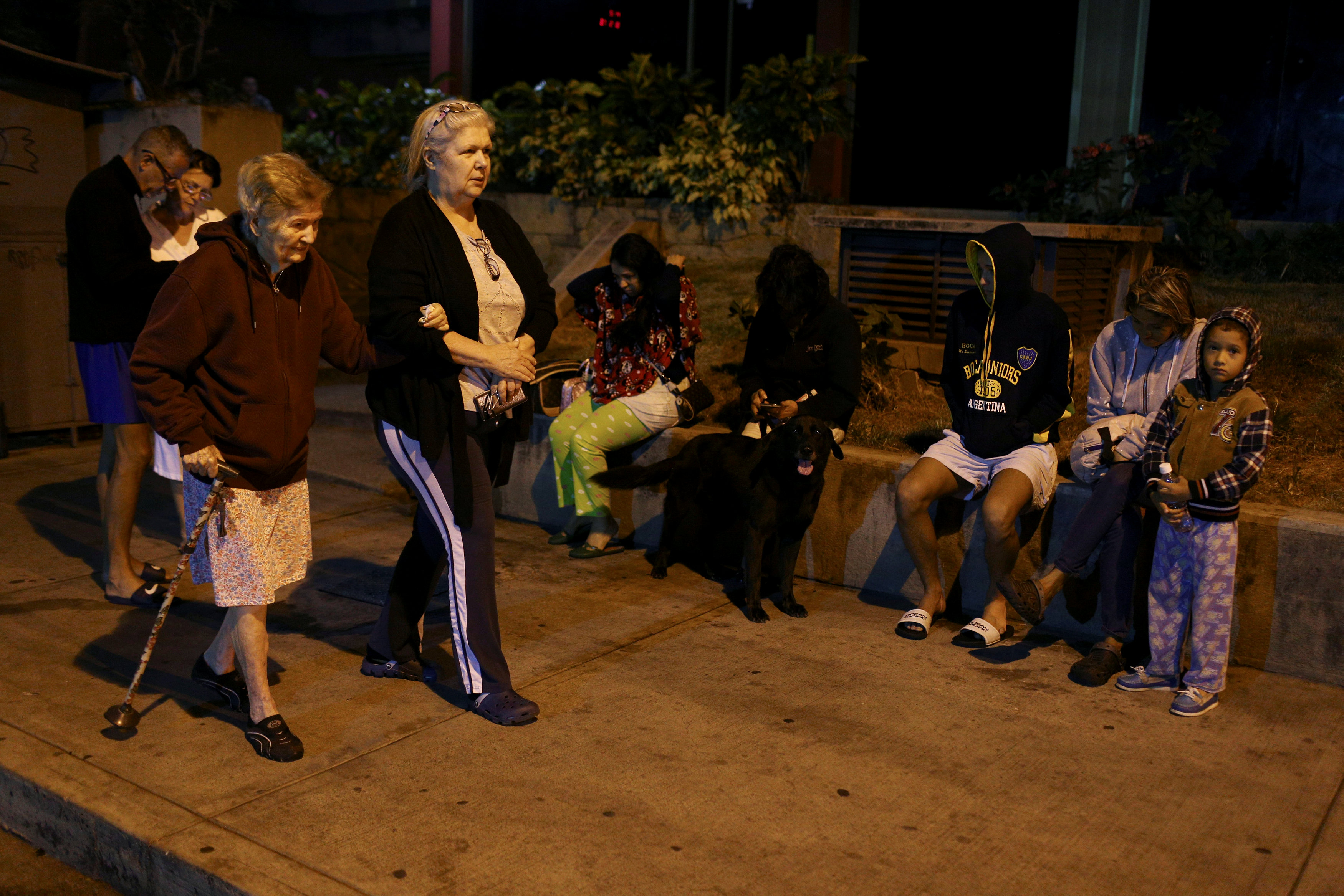 Venezolanos reaccionan a serie de sismos que los sacó en pijamas a la calle (TUITS)