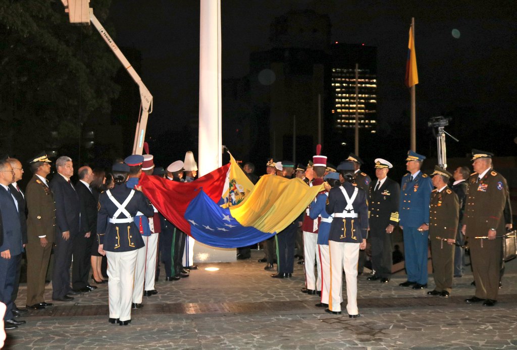 Izan bandera en el Panteón Nacional al cumplirse 188 años de la muerte de El Libertador