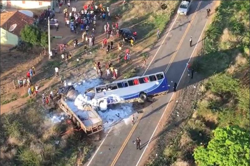 Al menos 5 muertos y 25 heridos por choque entre autobús y camión en Brasil