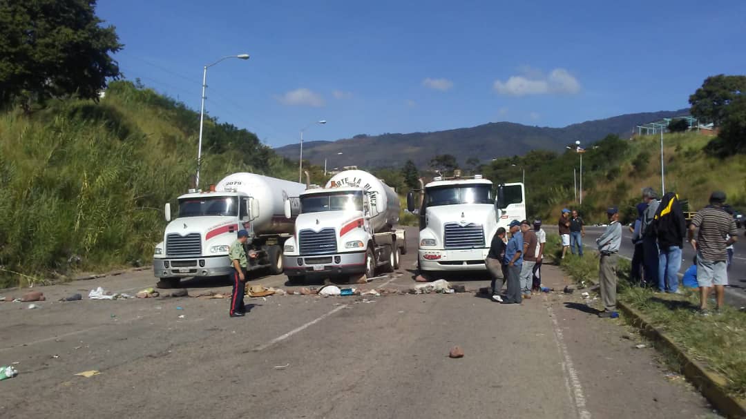 Vecinos retienen tres gandolas por gas en autopista San Cristóbal-La Fría #5Dic (FOTOS)