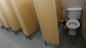 Policía rusa detiene a padres por meter de cabeza en el inodoro a un acosador de niños