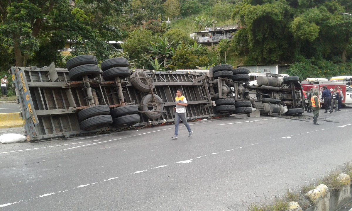 Saquean gandola volcada a la altura del peaje de Tazón #12Dic (video)