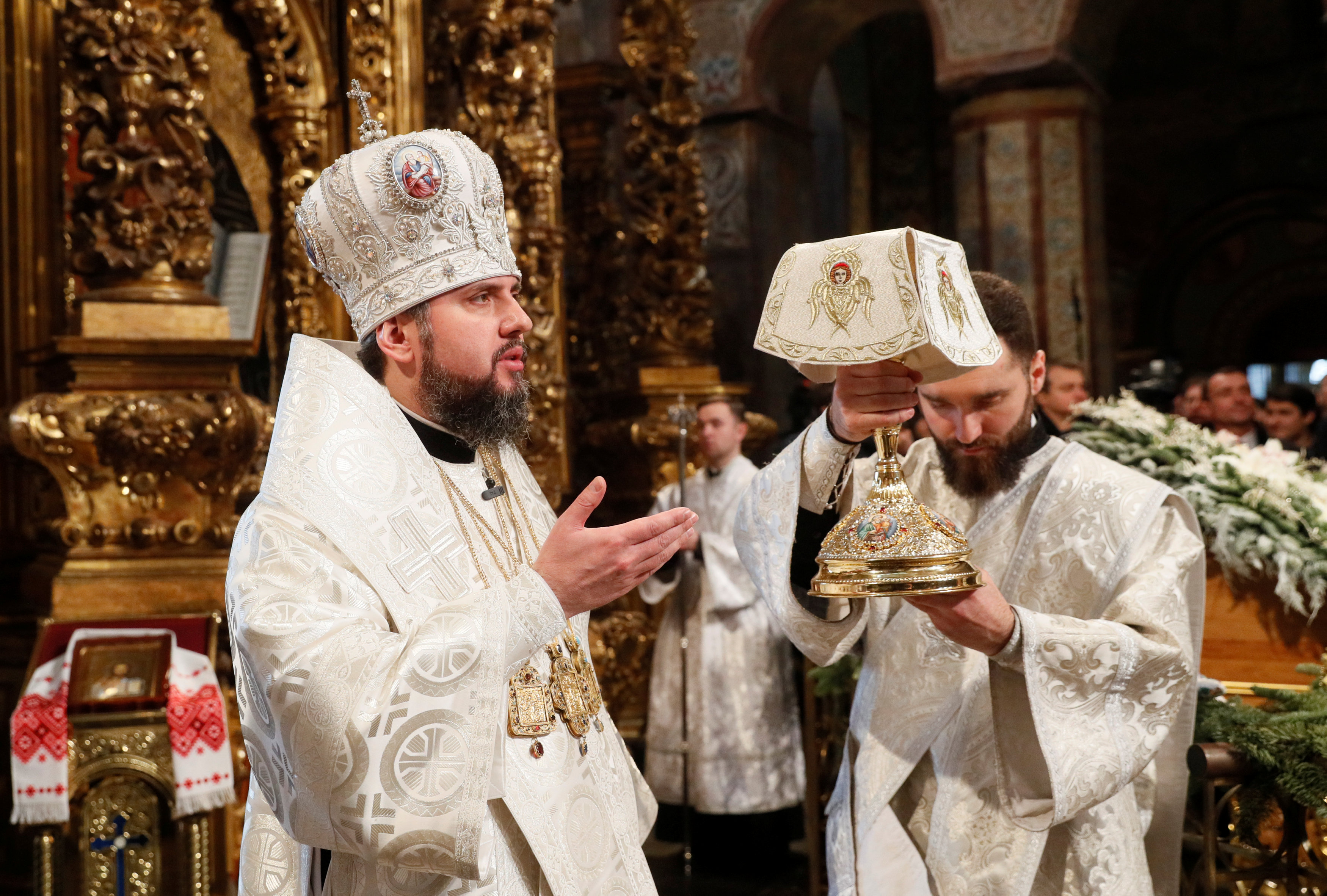 El jefe de la nueva Iglesia ortodoxa ucraniana oficia la misa de Navidad