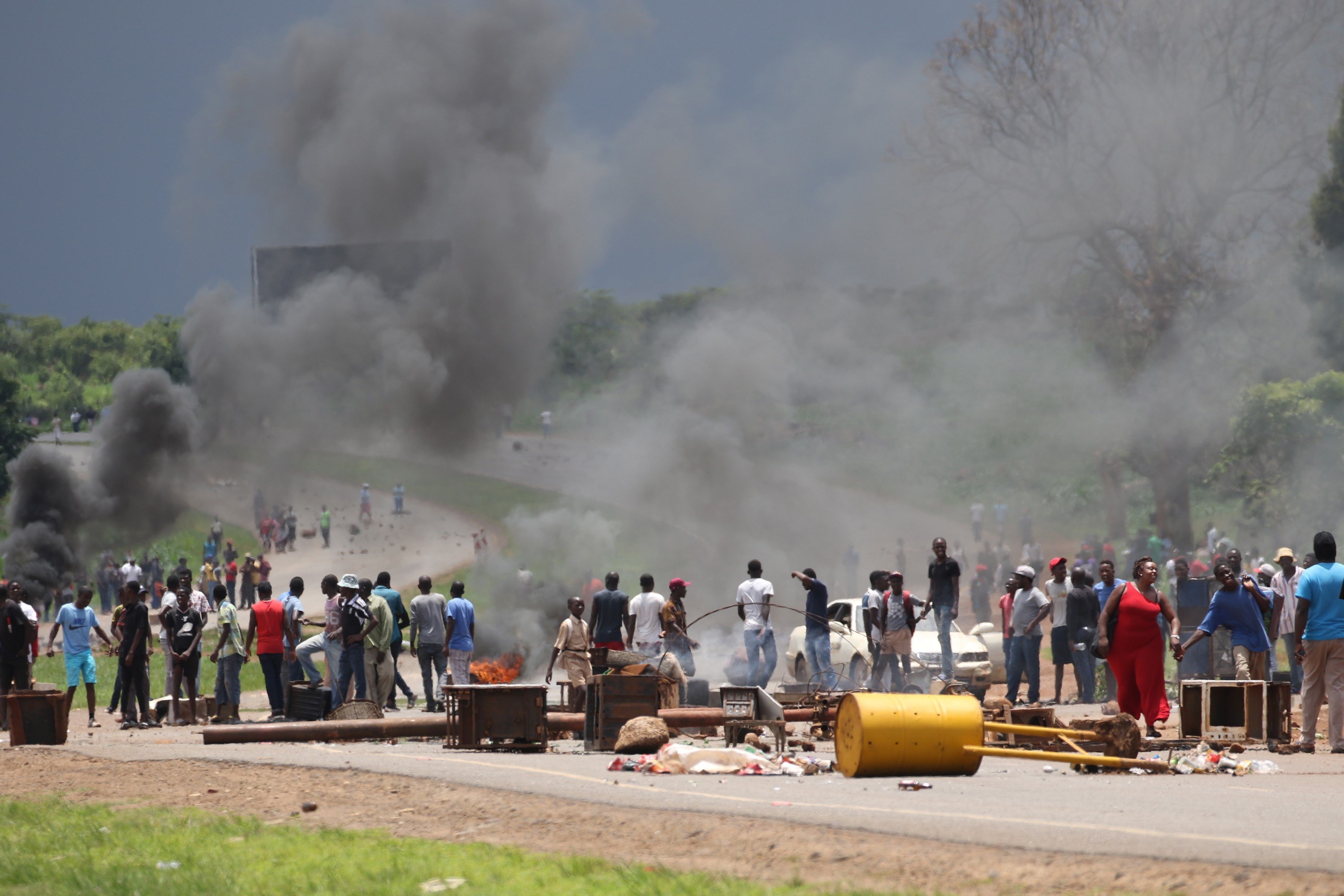 Reportan fallecidos en Zimbabue tras manifestaciones contra el alza de la gasolina