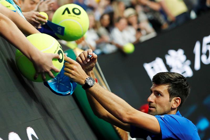 Djokovic pasa a semifinales de Australia sin desgaste, Serena eliminada