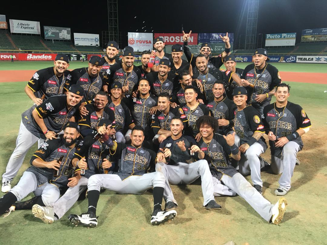 Leones barren a Caribes y avanzan a la final de la LVBP