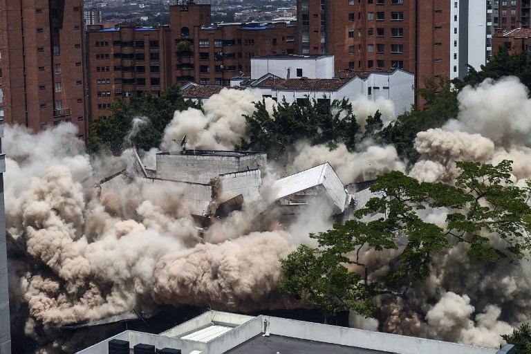 Derrumban el fortín de Pablo Escobar en Medellín con detonación controlada (Fotos)