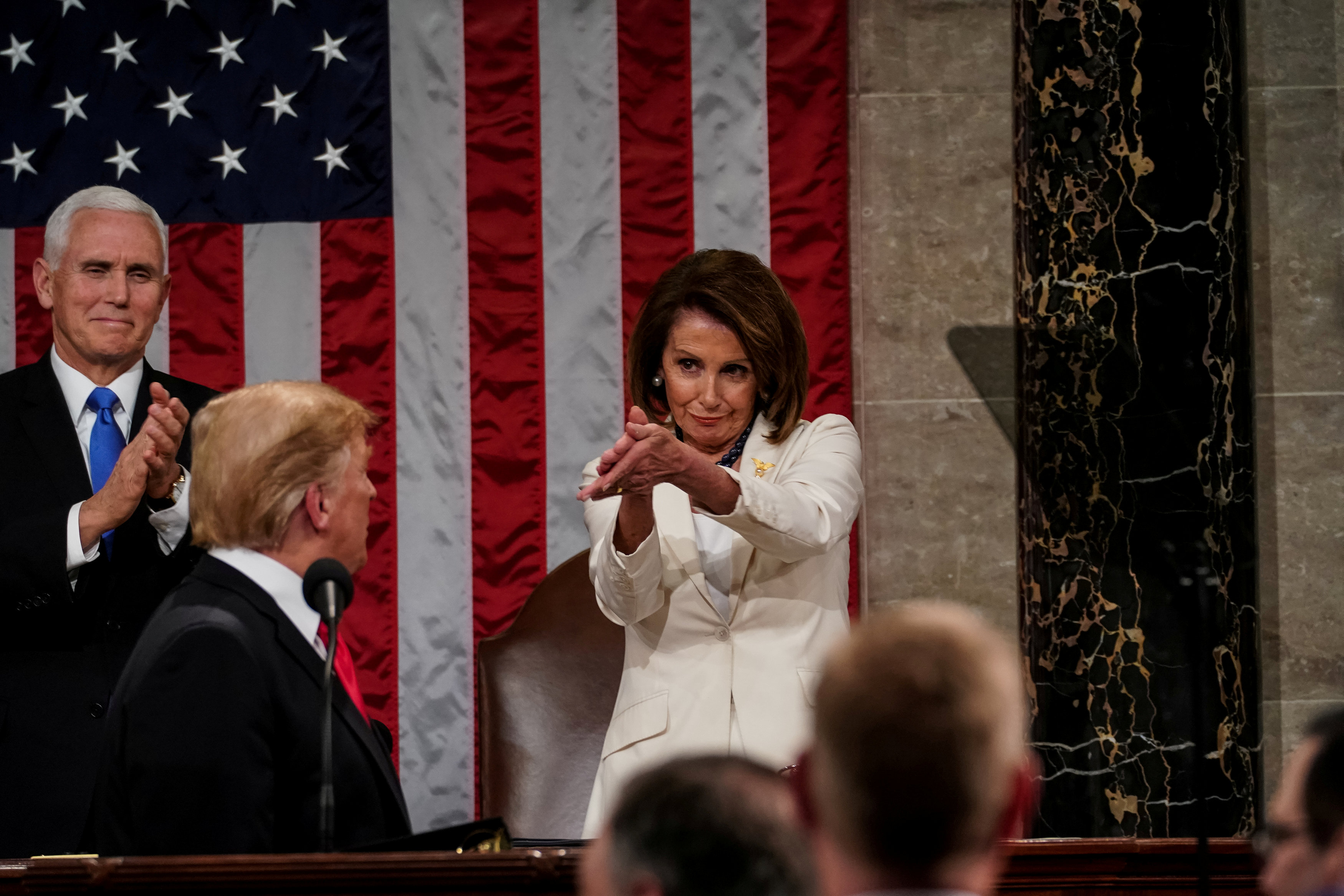 El aplauso de Pelosi a Trump del que todo el mundo habla (fotos y memes)