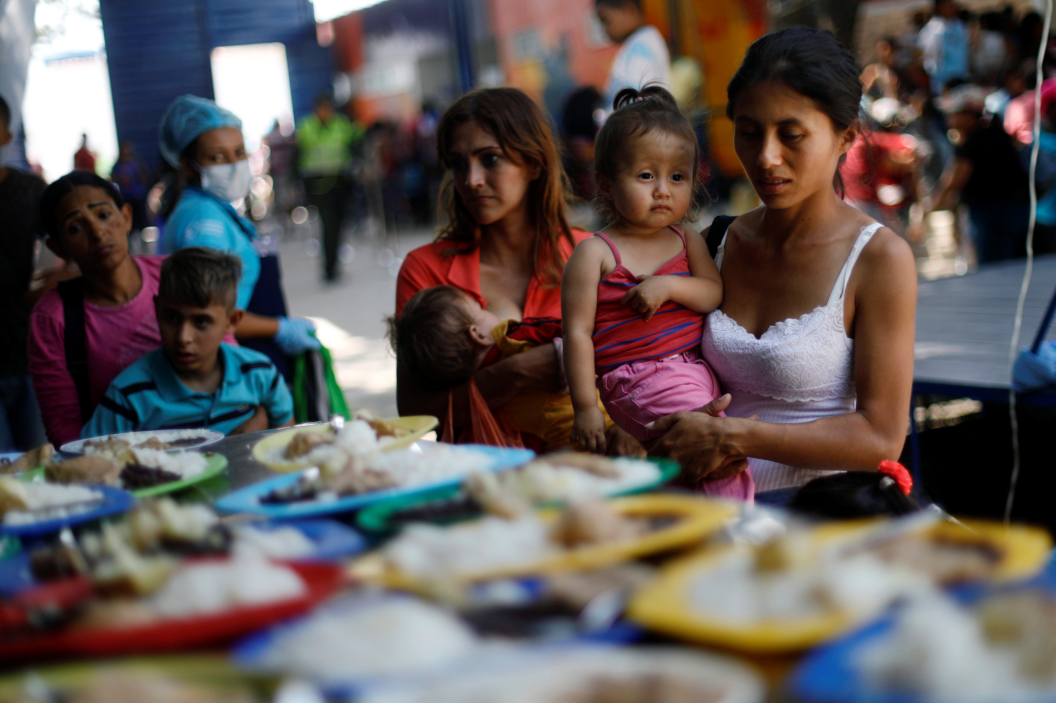 Migrantes venezolanas trabajan más horas y cobran casi la mitad que las colombianas