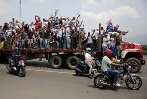 Señal de Paz: Las FOTOS del clamor de los voluntarios que venían en los camiones con ayuda humanitaria 
