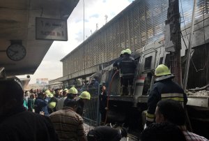 Sube a 20 la cifra de muertos por accidente de tren en El Cairo