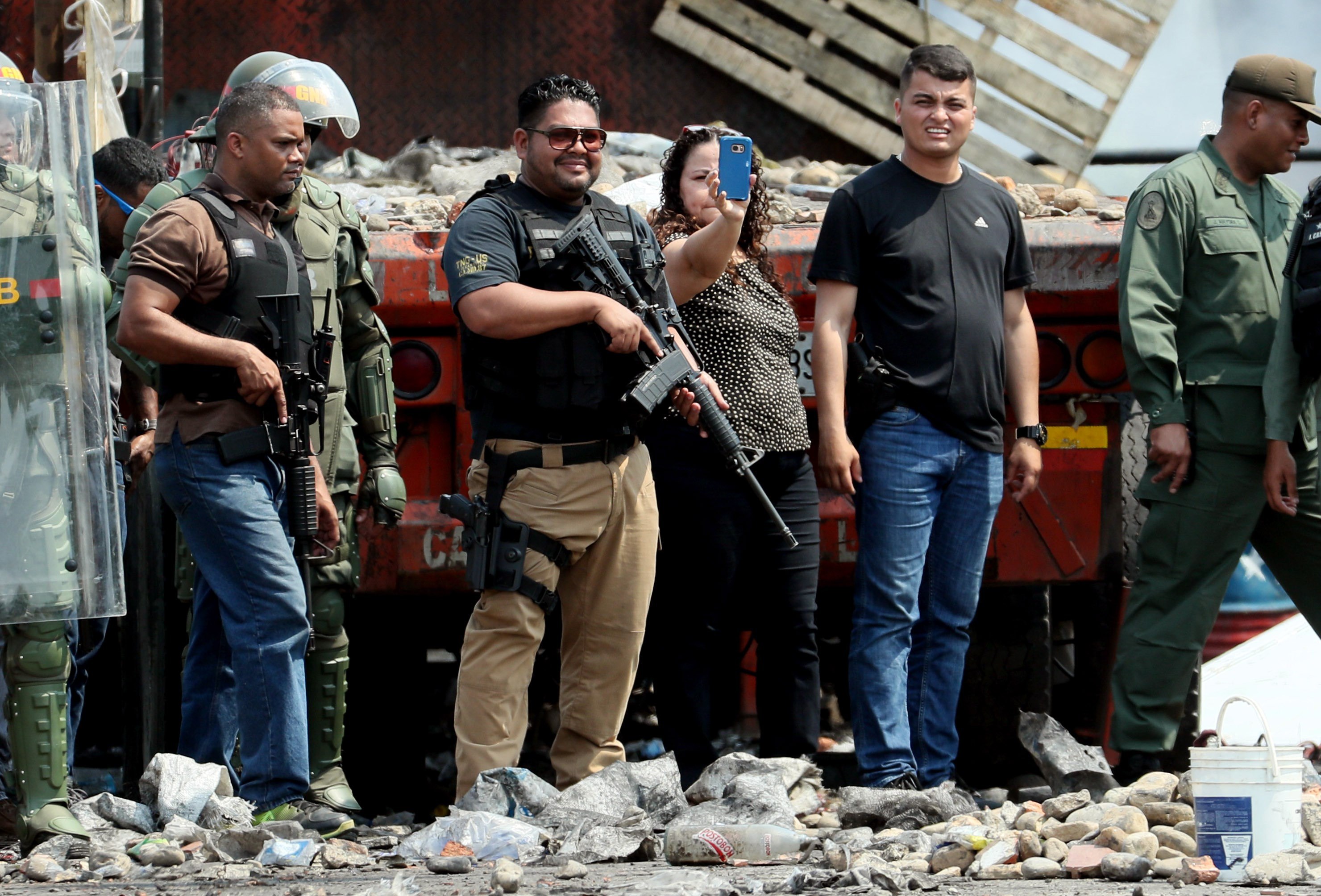 EN FOTOS: Iris Varela y civiles armados, entre guardias nacionales, en el puente Santander