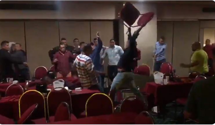 Funcionarios de Omar Prieto se cayeron a golpes en pleno concierto de vallenato (Video+Silla voladora)